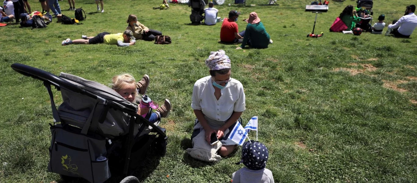 Το Ισραήλ παίρνει πίσω τη ζωή του - Τέλος οι μάσκες στους εξωτερικούς χώρους